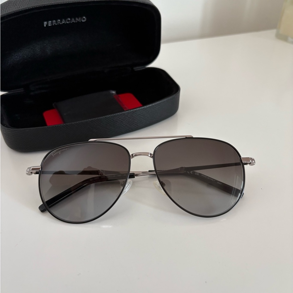 ✨Ferragamo Beyond Classic Chic Aviators

Worn only a few times